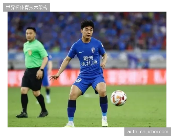 严鼎皓技术短板暴露无遗，在中场串联环节成为球队进攻的梗阻点